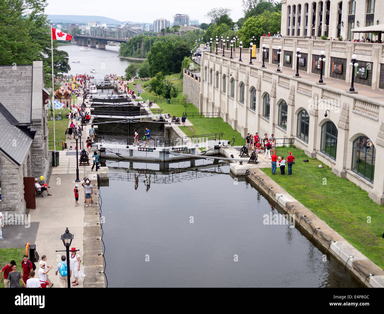 Rideau-Kanal sperren. Massen von Touristen besuchen die Schleusen des Rideau-Kanals am Canada Day. Viele sind in nationalistischen rot gekleidet. Stockfoto