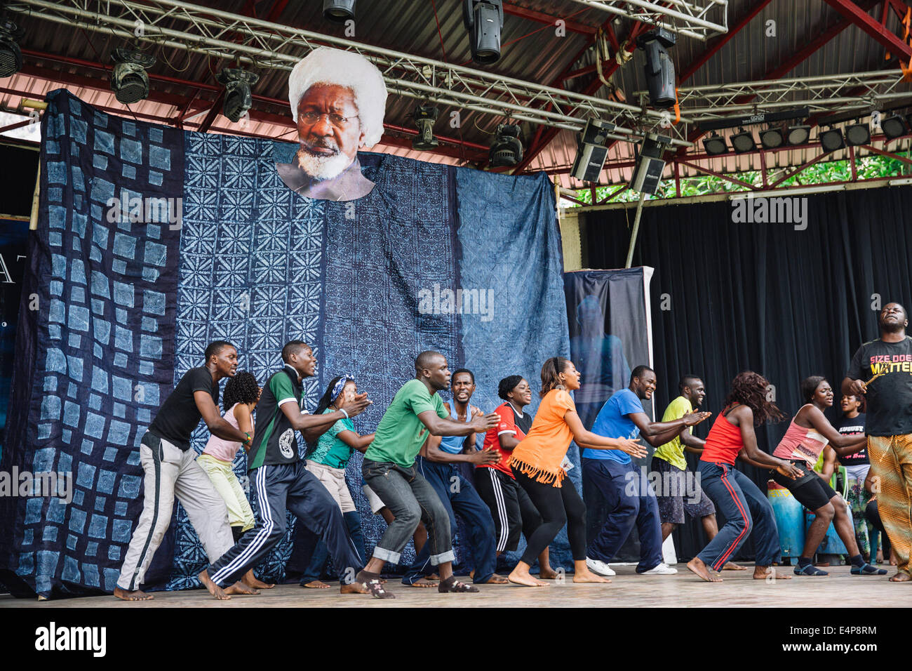 Lagos, Nigeria. 15. Juli 2014. Menschen führen während einer Probe zum 80. Geburtstag von Wole Soyinka, der 1986 Nobelpreis für Literatur Laureatus in Lagos, Nigeria, am 15. Juli 2014 feiern. © Zhang Weiyi/Xinhua/Alamy Live-Nachrichten Stockfoto