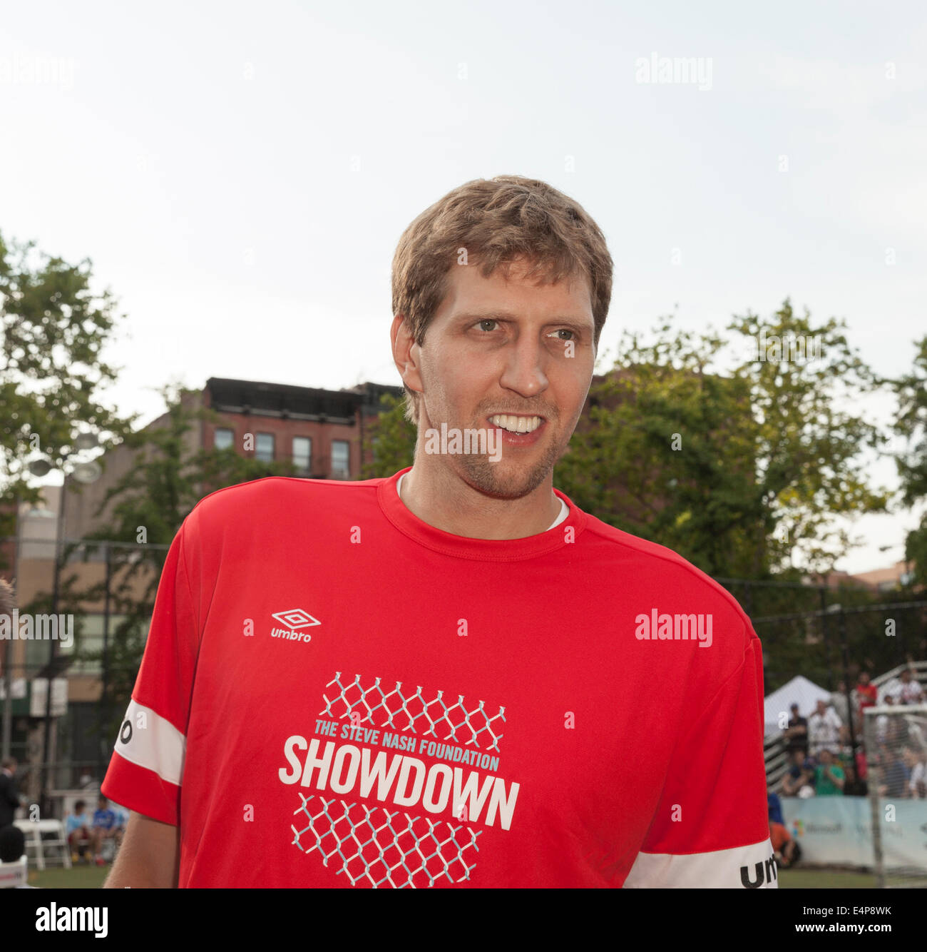 NEW YORK, NY - 25. Juni 2014: Dirk Nowitzki besucht die siebte Steve Nash Stiftung Showdown am Sarah D. Roosevelt Park Stockfoto