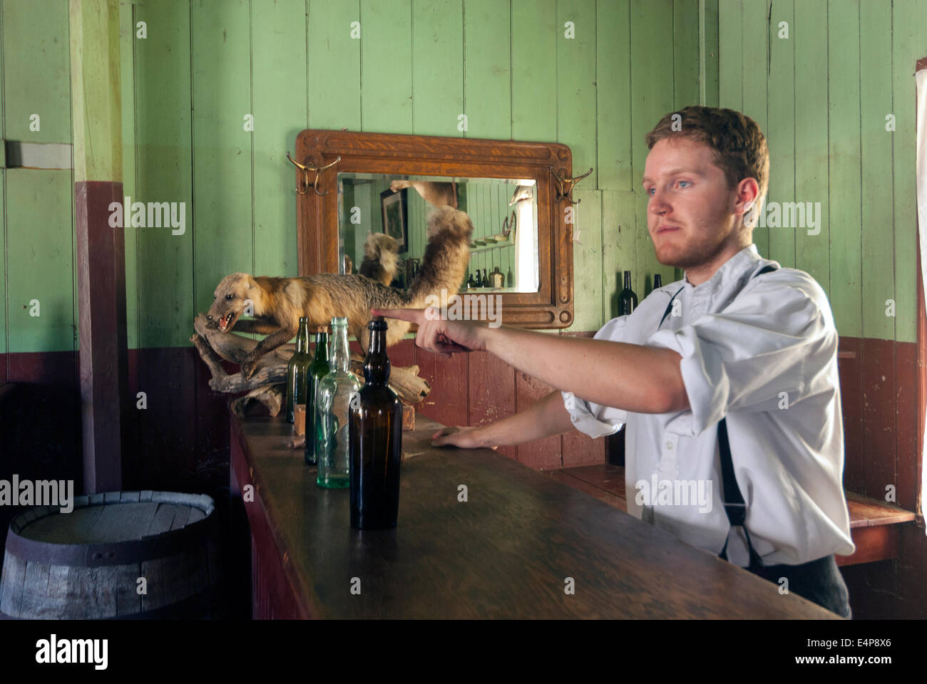 Elk203-3051 Kanada, British Columbia, historische Hat Creek Ranch, Salon Interieur mit historischen reenactor Stockfoto