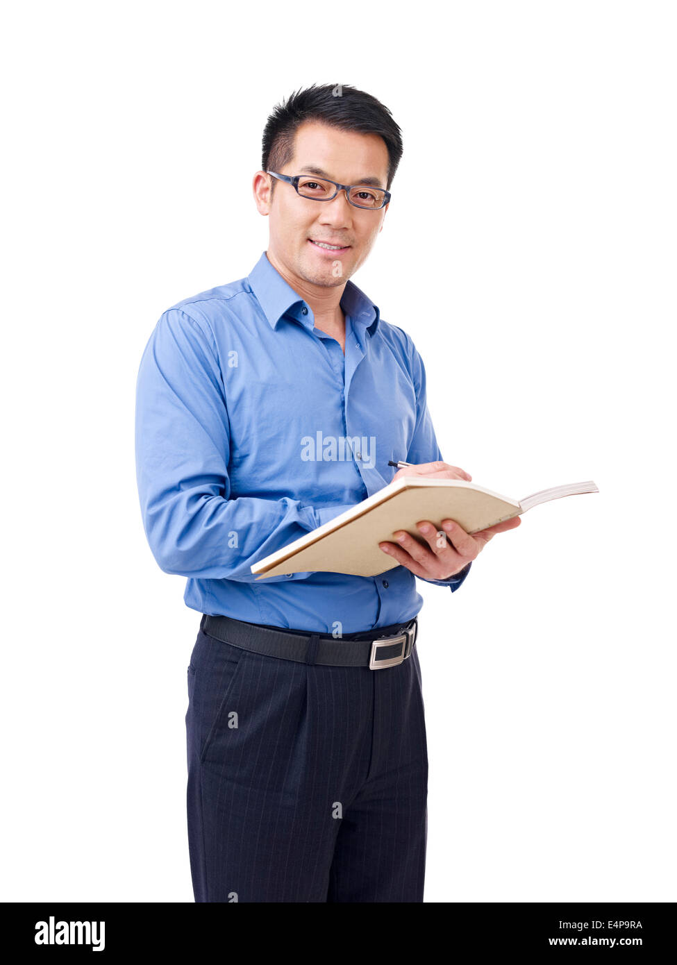 asiatischer Mann mit Stift und Notizbuch Stockfoto