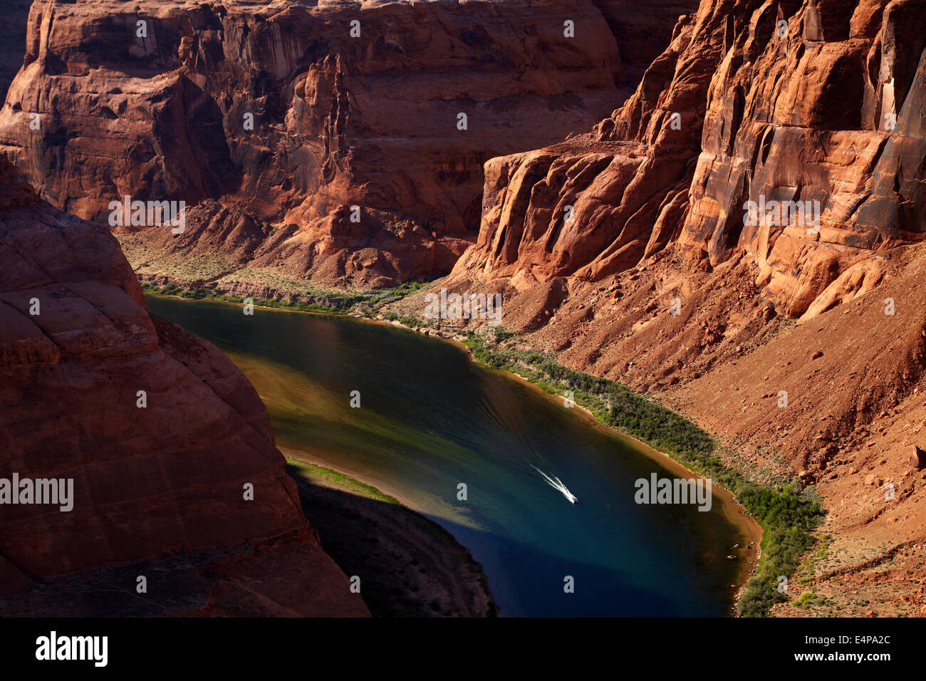 Boot am Colorado River am Horseshoe Bend, vor den Toren Grand Canyon in der Nähe von Page, Arizona, USA Stockfoto