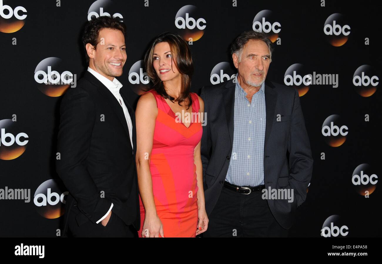 Beverly Hills, CA. 15. Juli 2014. Ioan Gruffudd, Alana De La Garza, Judd Hirsch im Ankunftsbereich für Disney ABC Television Group Gastgeber TCA Summer Press Tour, The Beverly Hilton Hotel, Beverly Hills, CA 15. Juli 2014. Bildnachweis: Dee Cercone/Everett Collection/Alamy Live-Nachrichten Stockfoto