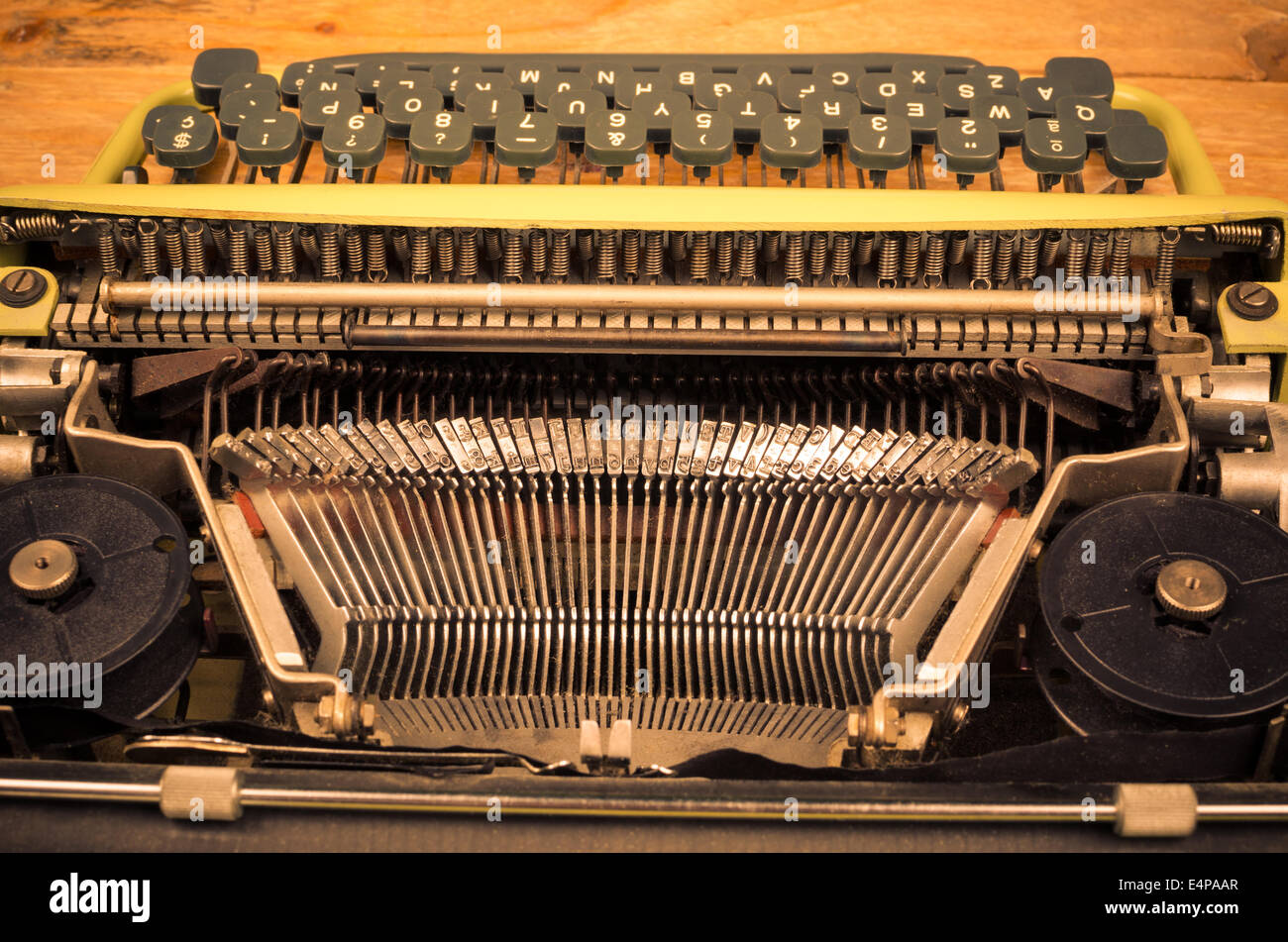 Detail-Take und alte Schreibmaschine und ihr Mechanismus Stockfoto