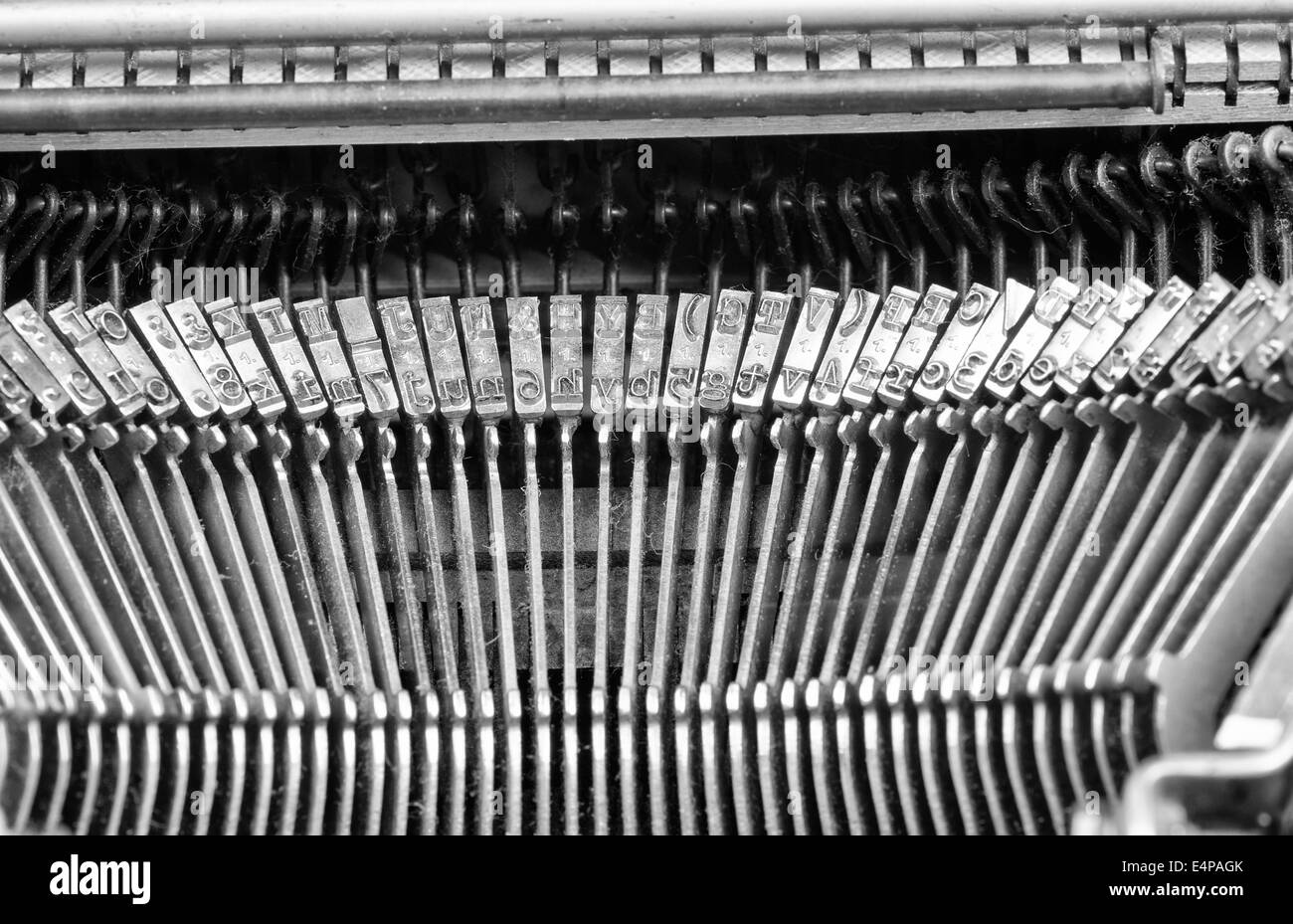Closeup nehmen eine alte Schreibmaschine-Mechanismus mit einem Satz von Schlüsseln und Briefe Stockfoto