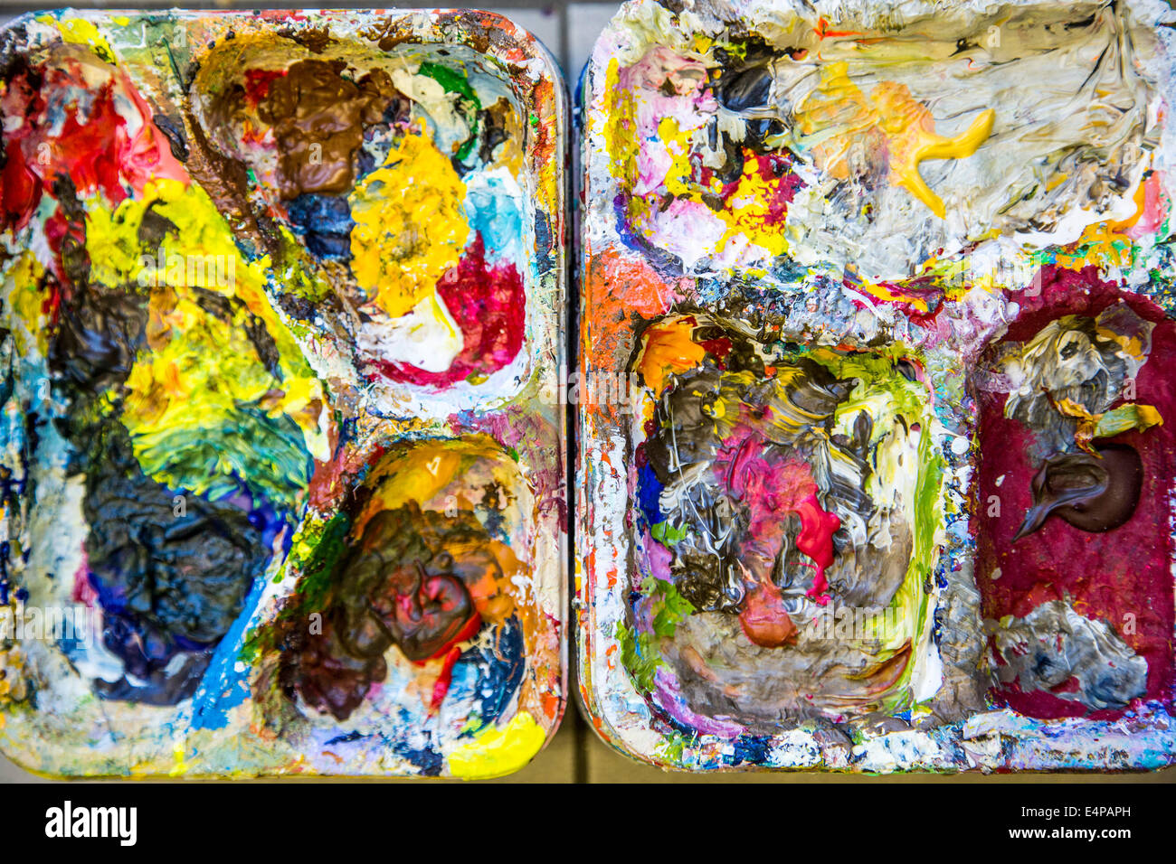 Farbpalette, Behälter zum Mischen der Farben in einer Malerschule, Malerei, Stockfoto