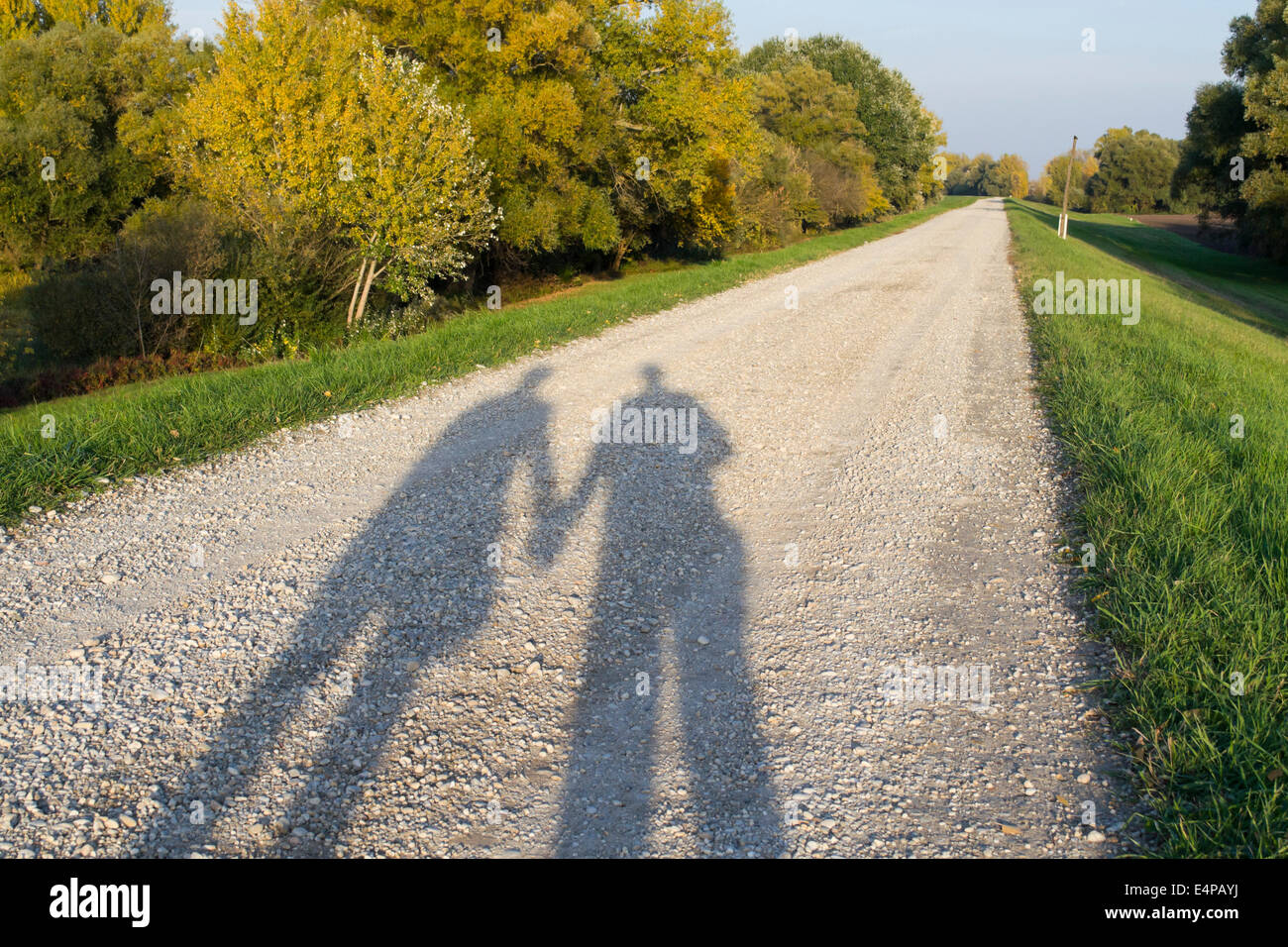 Schatten eines Paares auf dem Feldweg in der Natur Stockfoto