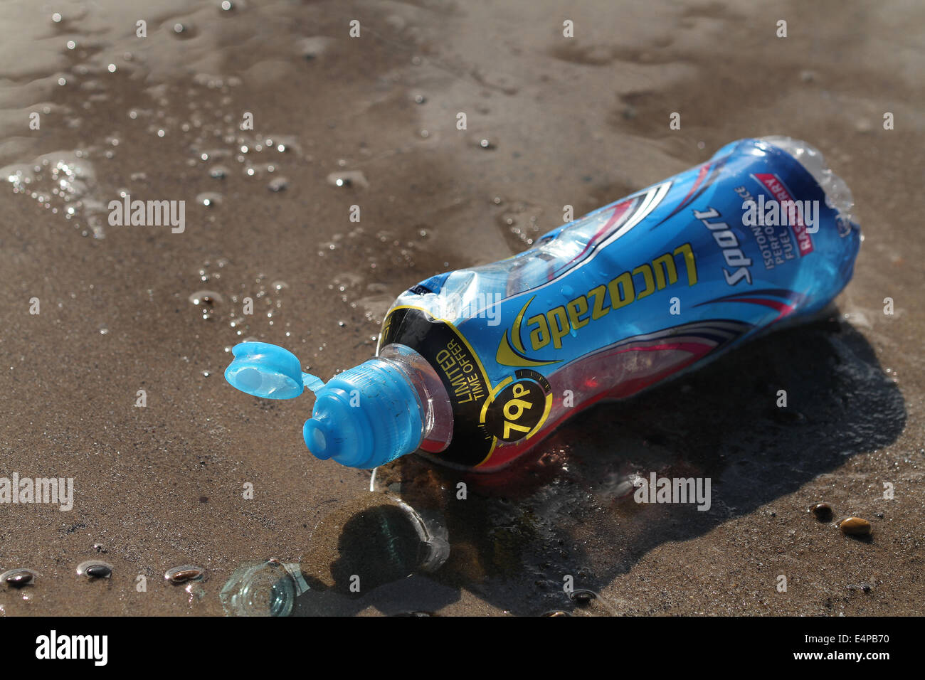 Kunststoff-Trinkflasche verworfen am Strand. Stockfoto