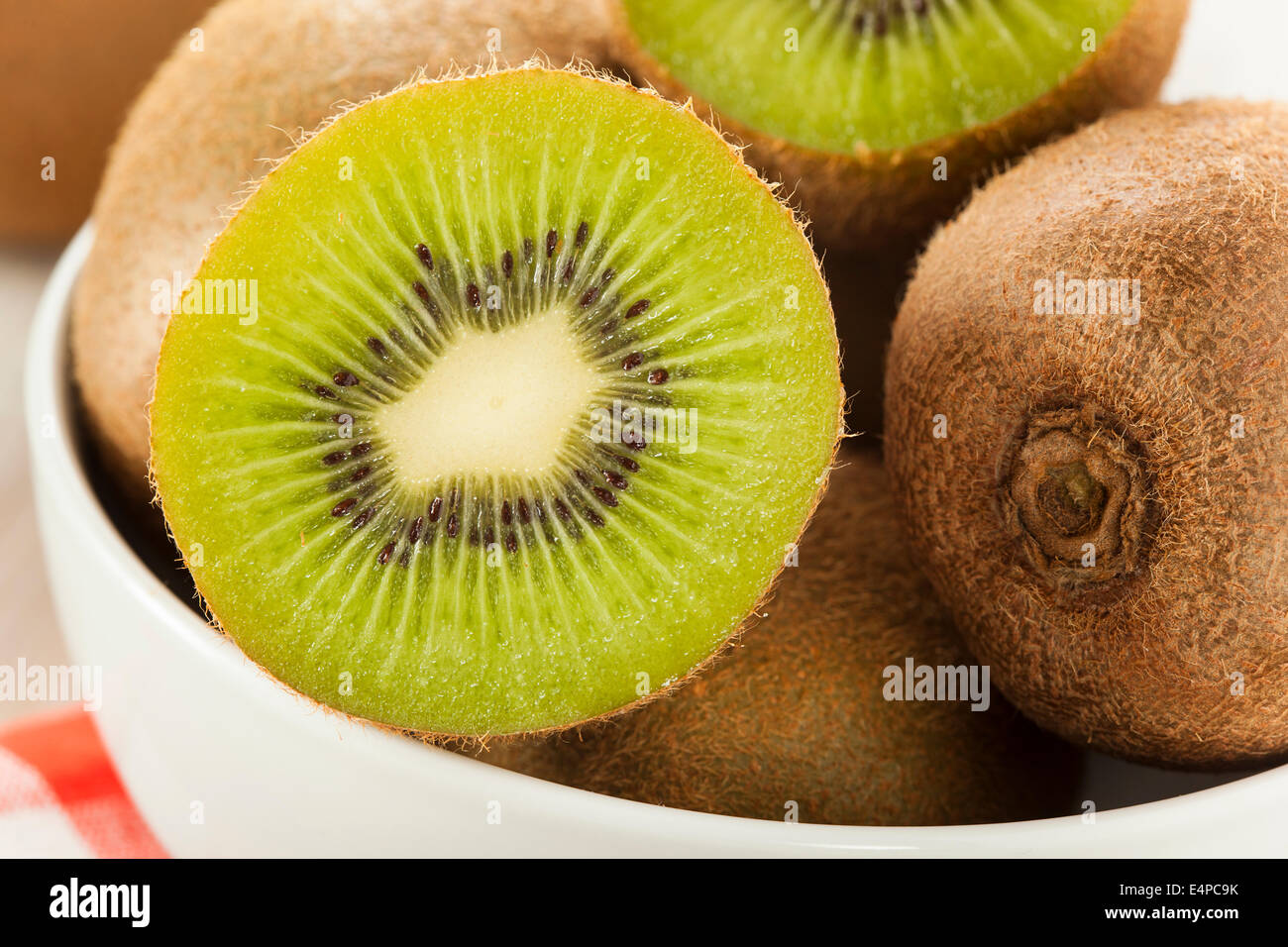 Frische Bio grüne Kiwi auf einem Hintergrund Stockfoto
