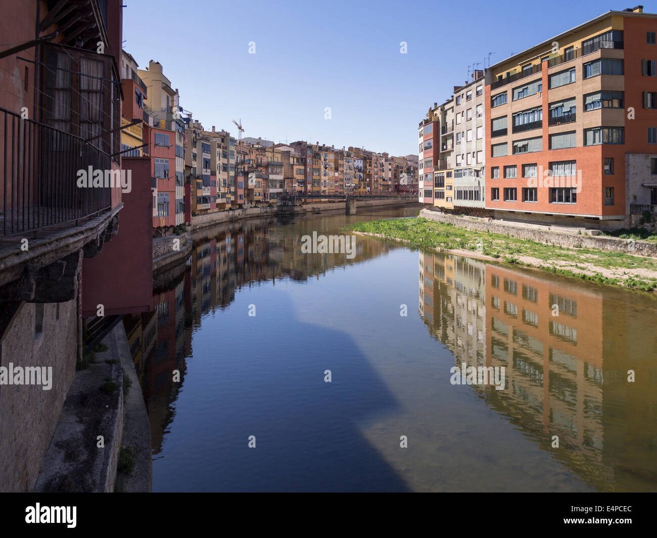 Häuser entlang des Flusses Onyar in Girona. Bunte Häuser säumen die kanalisierte Fluss im Zentrum der Stadt. Stockfoto
