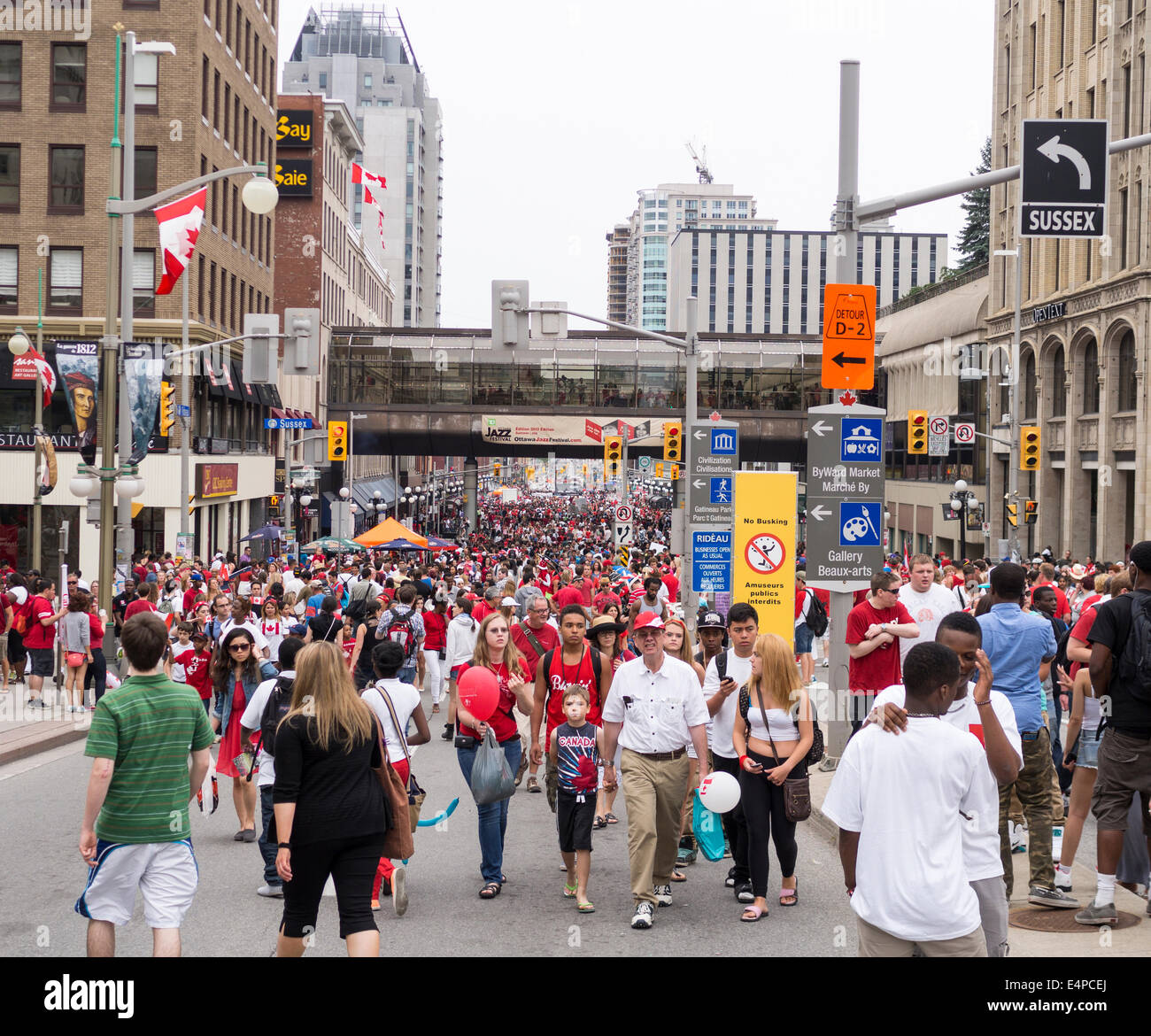 Kanada Tag Massen an der Rideau Street. Massen von Touristen füllen die normalerweise belebten Einkaufsstraße am Canada Day. Stockfoto