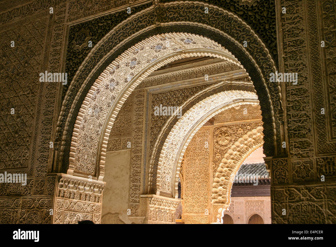 Eingang Bögen Weg. Die Kurven der geschnitzten Gips bedeckte Bögen von unten beleuchtet definiert einen schönen Eingang der Alhambra-Palast. Al Stockfoto