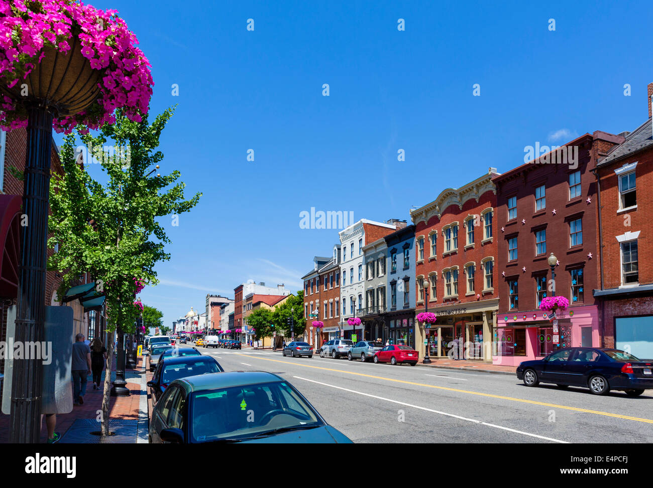 Zeigen Sie nach unten M Street NW im Zentrum von Georgetown, Washington DC, USA an Stockfoto