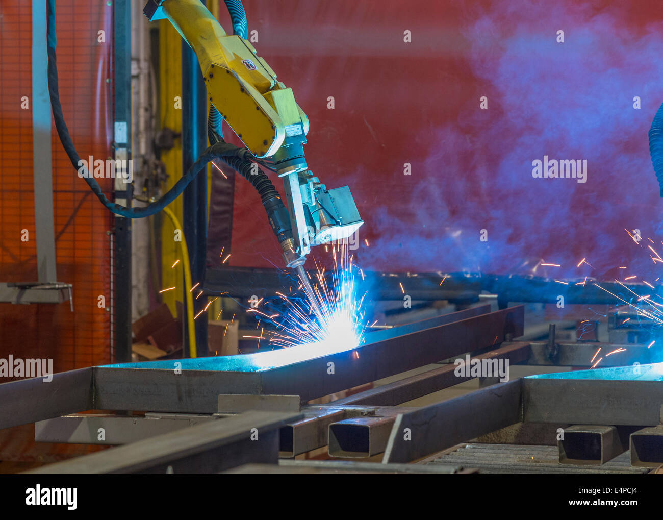Roboter-Schweißer In Fabrik Stockfoto