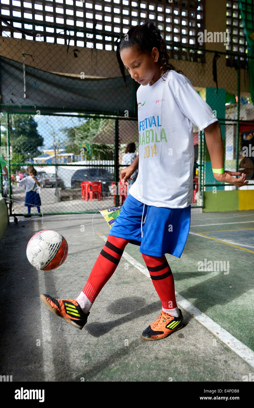 Mädchen jonglieren ein Fußball, Fußball-Turnier mit Kindern auf dem Sportplatz ein Slum, Morro Dos Prazeres favela Stockfoto