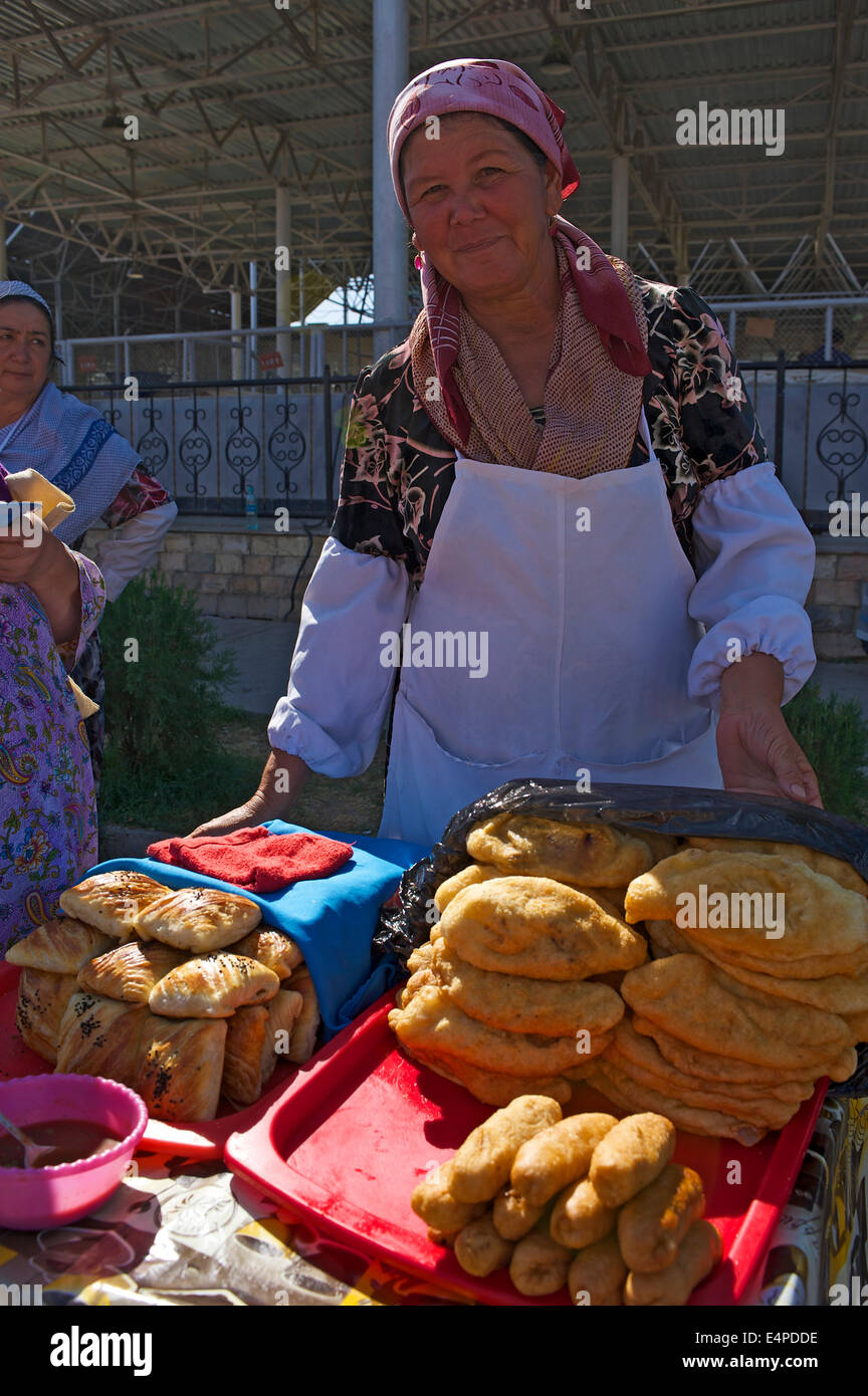 Frau verkaufen gebacken waren, zentrale Basar, Samarkand, Usbekistan Stockfoto