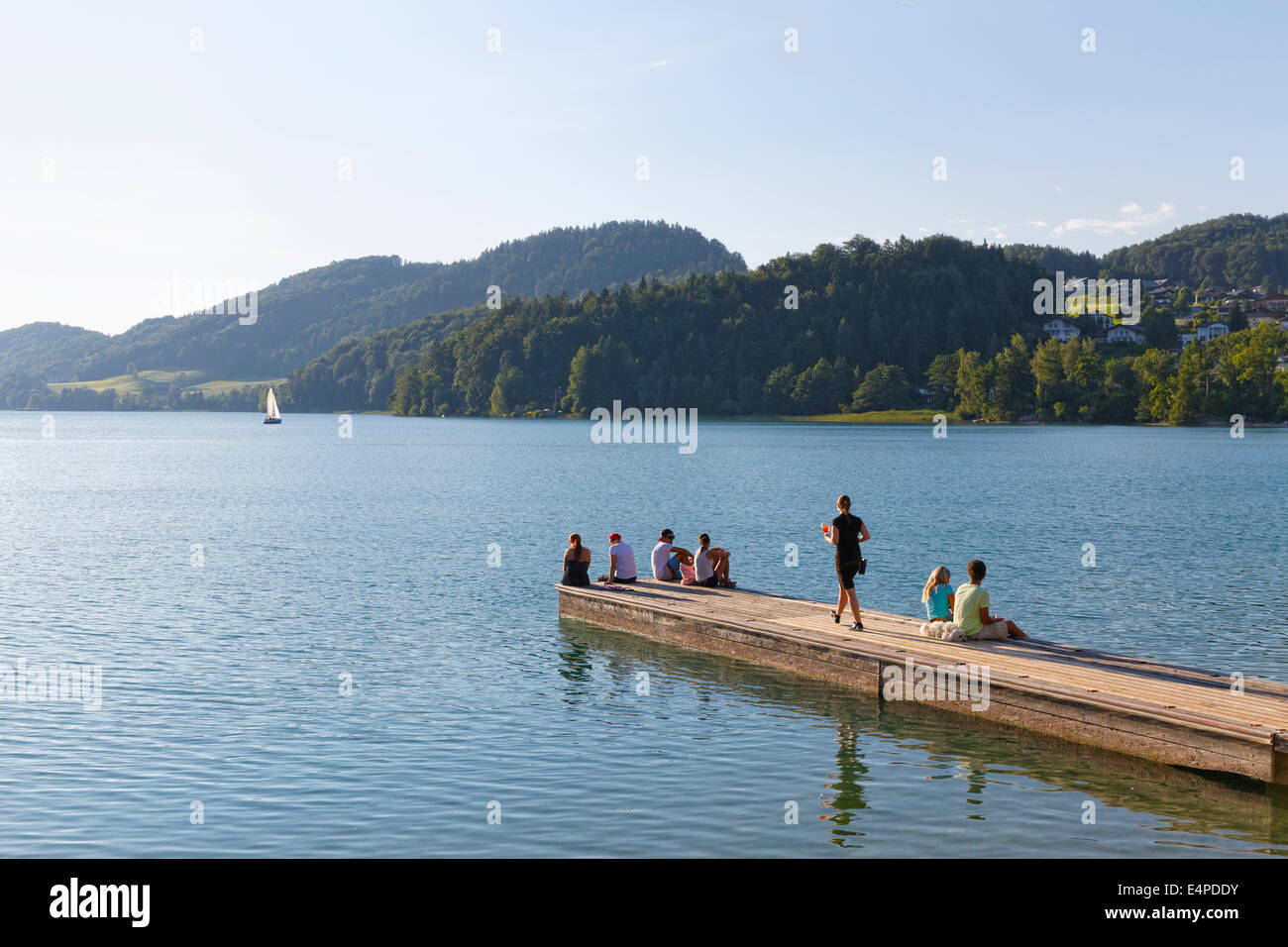 Bin Menschen auf einem Steg, See Fuschlsee, Fuschl See, Salzkammergut, Salzburg Land, Bundesland Salzburg, Österreich Stockfoto