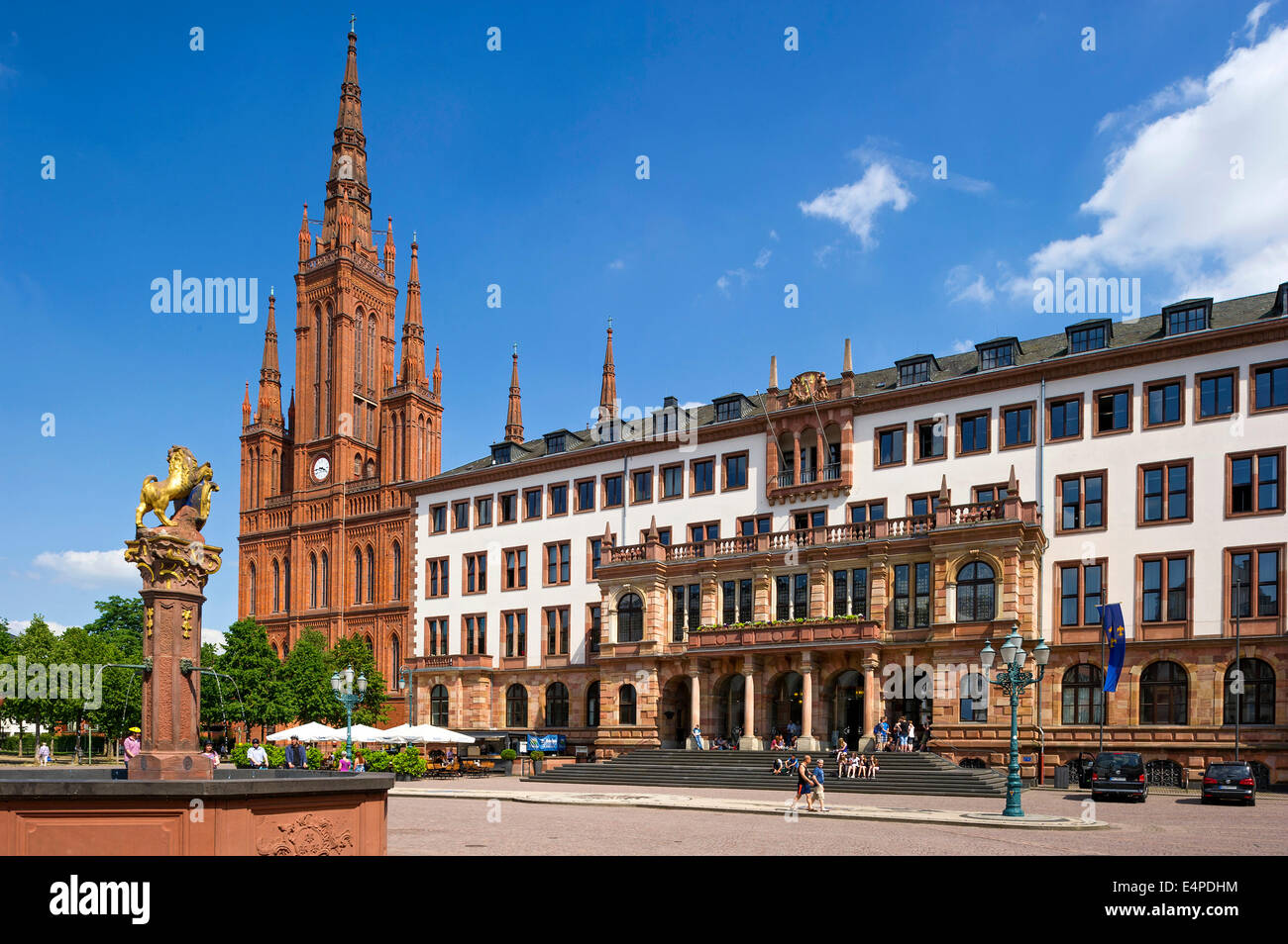 Marktbrunnen-Brunnen, neugotische Marktkirche Kirche, neues Rathaus, Schlossplatz Quadrat, Wiesbaden, Hessen, Deutschland Stockfoto