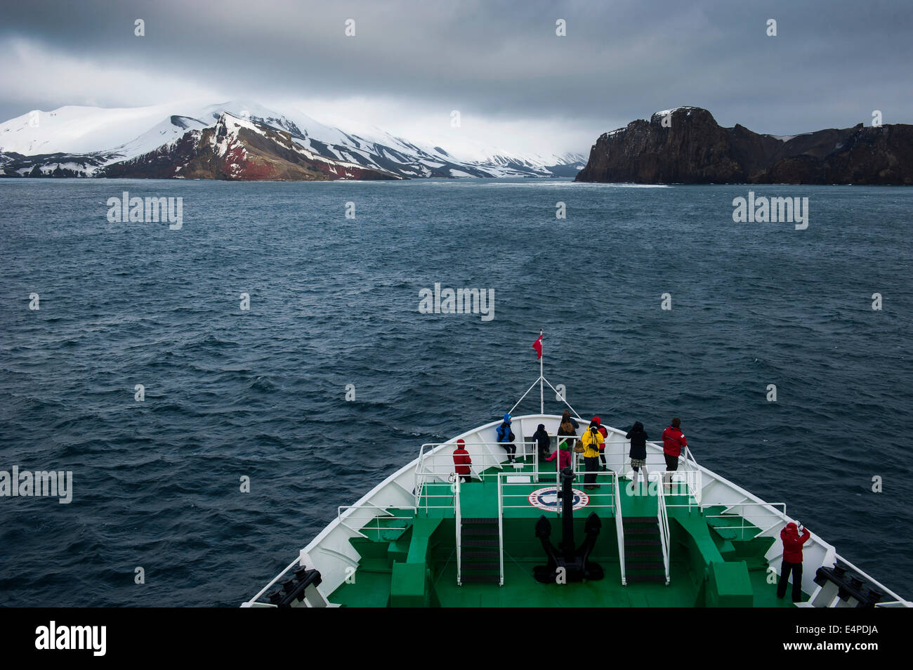 Kreuzfahrt Schiff nähert sich Deception Island, South Shetlands, Antarktis Stockfoto