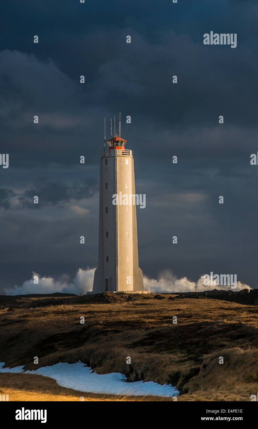 Malariff Leuchtturm mit Brandung an der Atlantikküste, Snaefellsness Halbinsel, Vesturland, Island Stockfoto