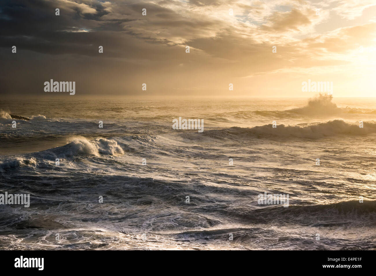Surf, Atlantikküste, Malariff, Snaefellsness Halbinsel, Vesturland, Island Stockfoto