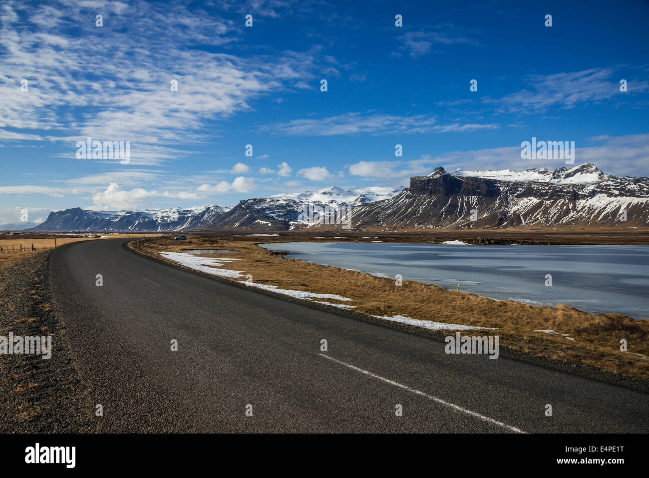 Autobahn, Snaeffesnessvegur, Bergen und einem zugefrorenen See Snaefellsness Halbinsel, Western Region, Vesturland, Island Stockfoto
