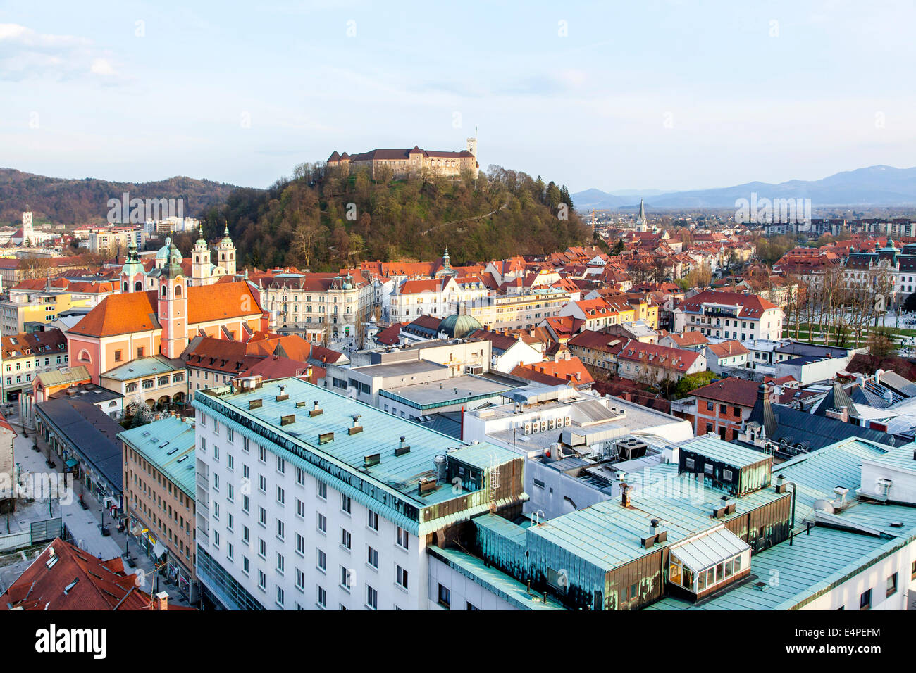 Blick über das historische Zentrum mit dem Burgberg und Burg, Wahrzeichen von Ljubljana, Slowenien Stockfoto