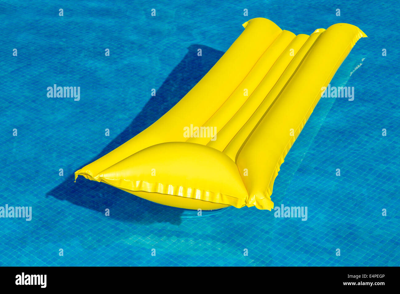 Gelbe Lilo, in einem Schwimmbad Stockfoto