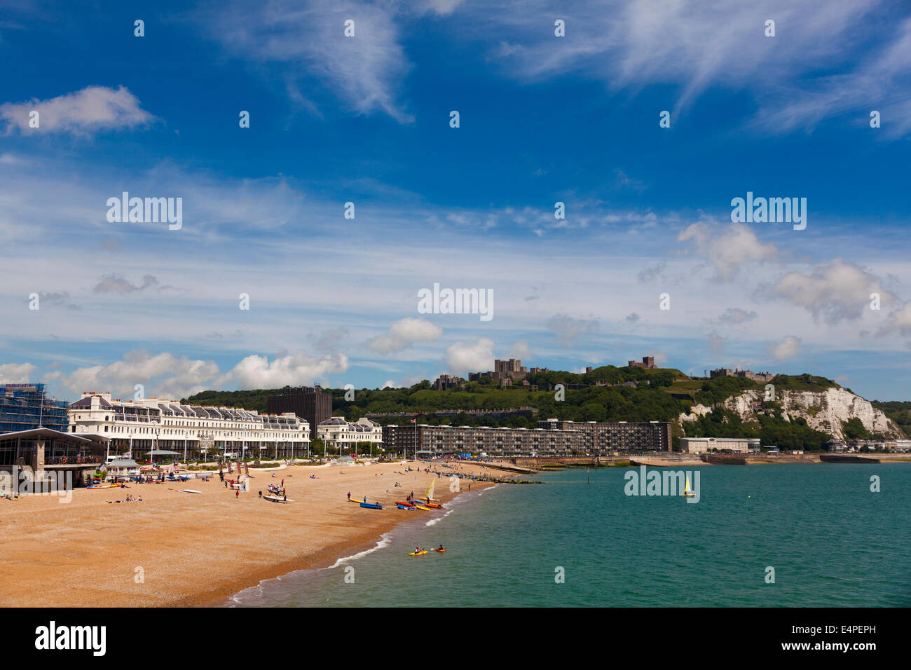 Dover Strand, Dover, Kent, Großbritannien. Mit Klippen und Burg im Hintergrund. Stockfoto