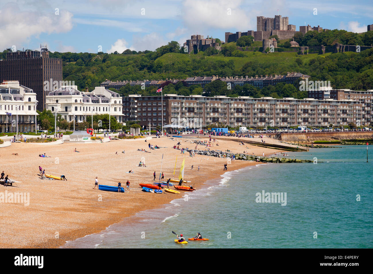 Dover Strand, Dover, Kent, Großbritannien. Mit Schloss im Hintergrund. Stockfoto