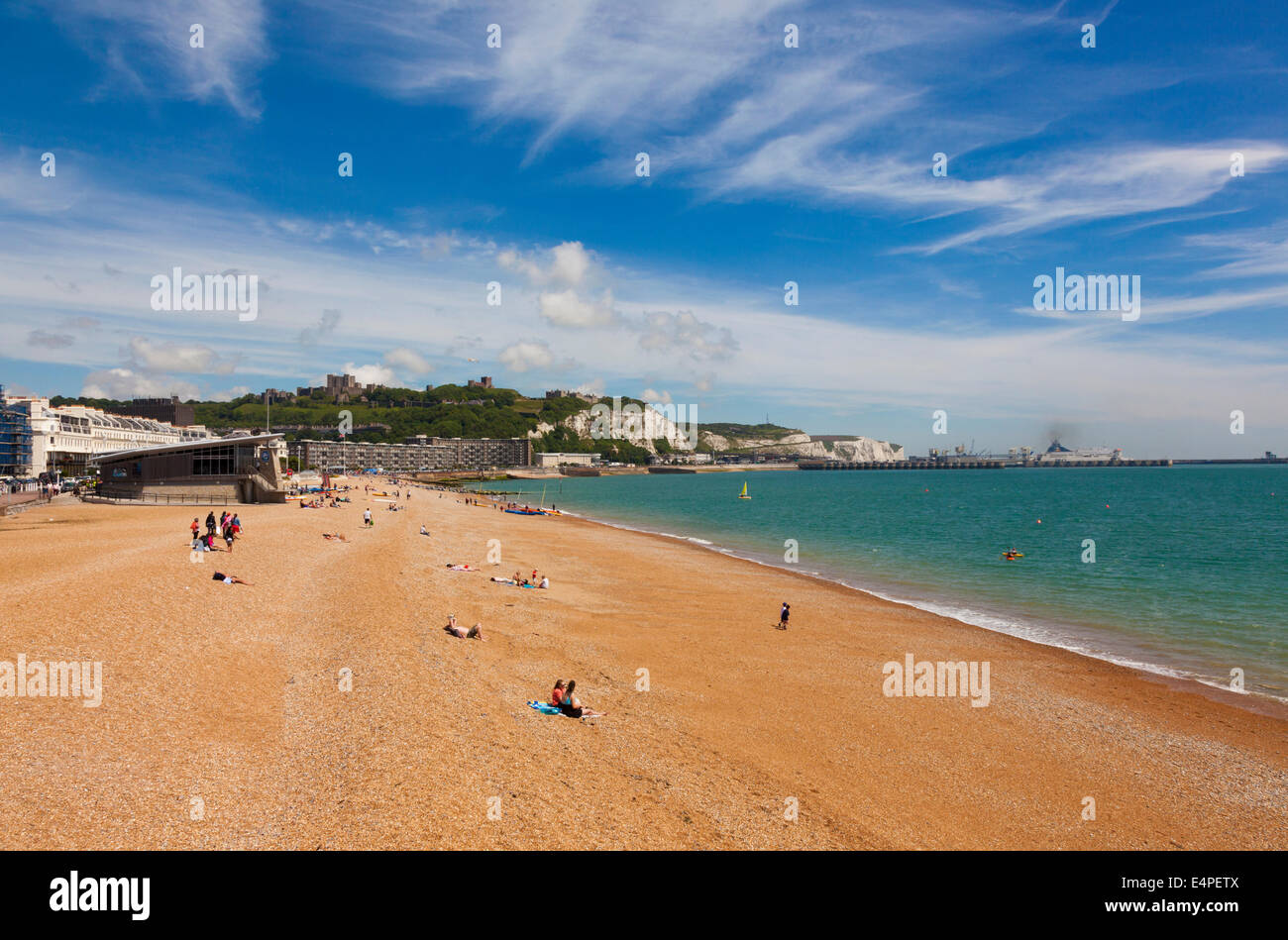 Dover Strand, Dover, Kent, Großbritannien. Mit Klippen und Burg im Hintergrund. Stockfoto