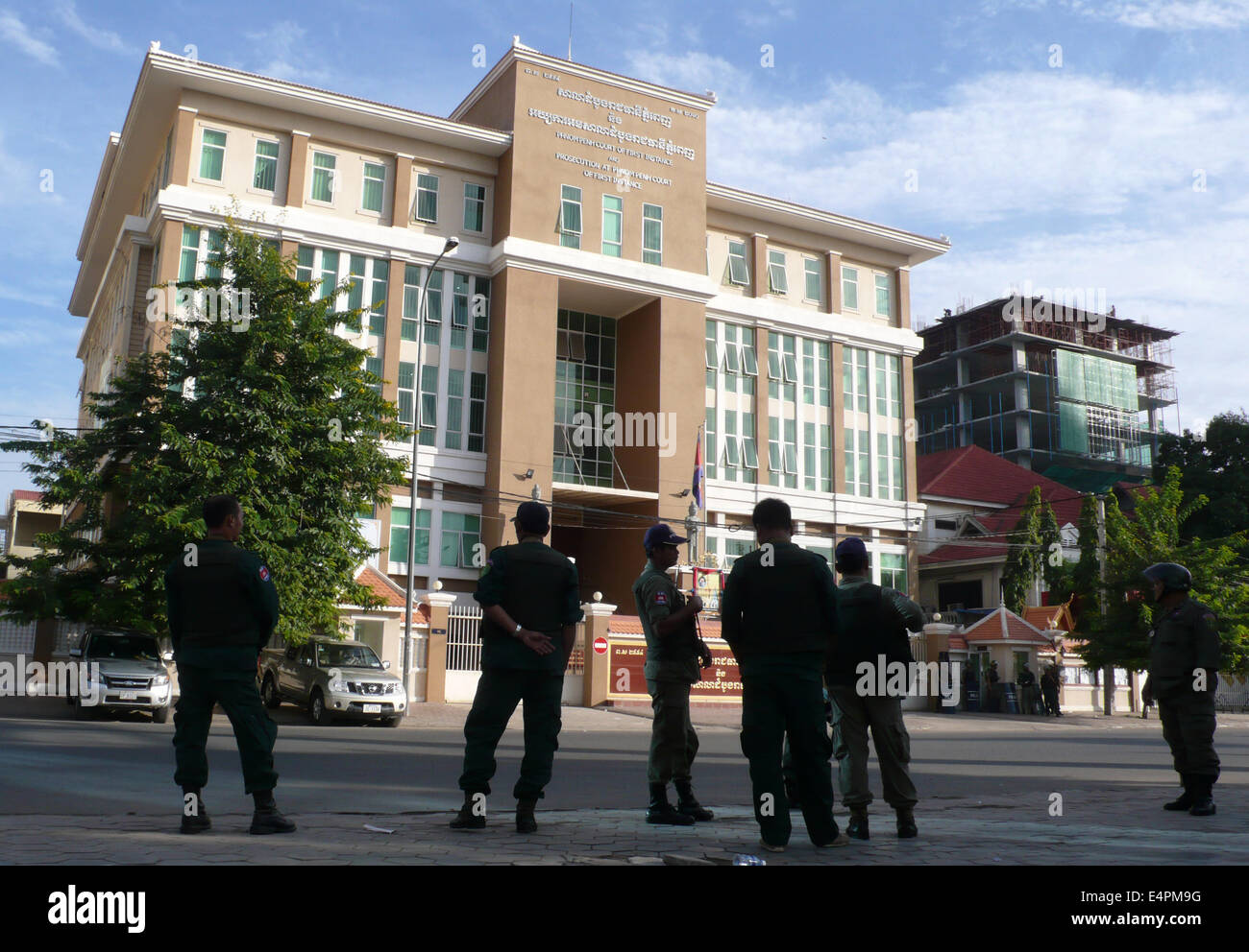 Phnom Penh, Kambodscha. 16. Juli 2014. Sicherheitskräfte Wache stehen vor dem Phnom Penh Municipal Court in Phnom Penh, Kambodscha, 16. Juli 2014. Fünf kambodschanischen Opposition Parlamentsmitglieder (MPs)-Auserwählten wurden verhaftet und vor Gericht gebracht am Mittwoch nach einem heftigen Protest am Dienstag, die Dutzende von Menschen verletzt, sagte ein hochrangiger offizieller hinterlassen. Bildnachweis: Sovannara/Xinhua/Alamy Live-Nachrichten Stockfoto
