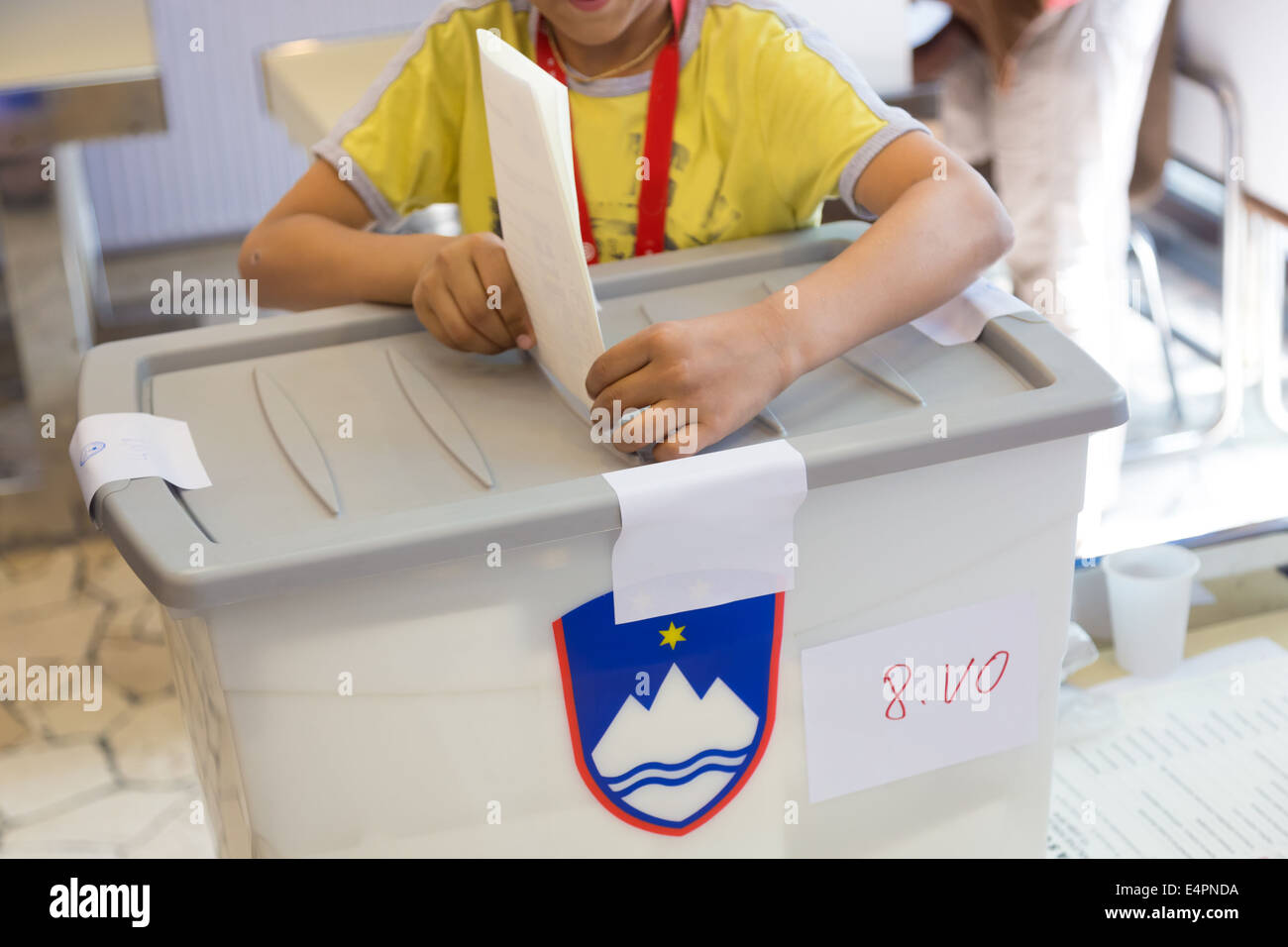 Junge demokratische Wahl abstimmen. Stockfoto
