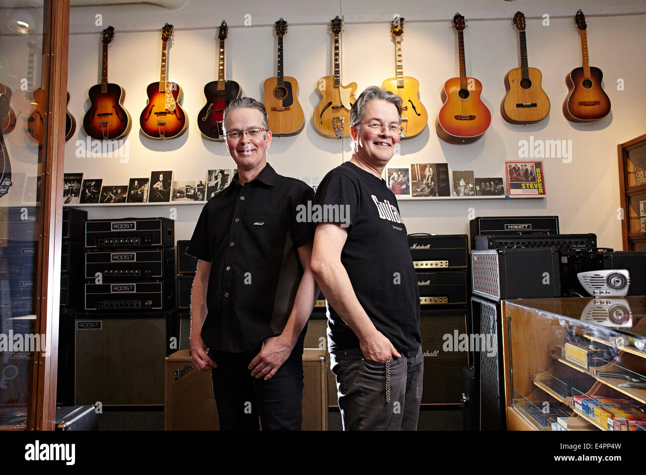 UMEA, Schweden, weltweit schönsten Vintage-Gitarren-Sammlungen. Brüder Samuel und Michael Ahden Stockfoto