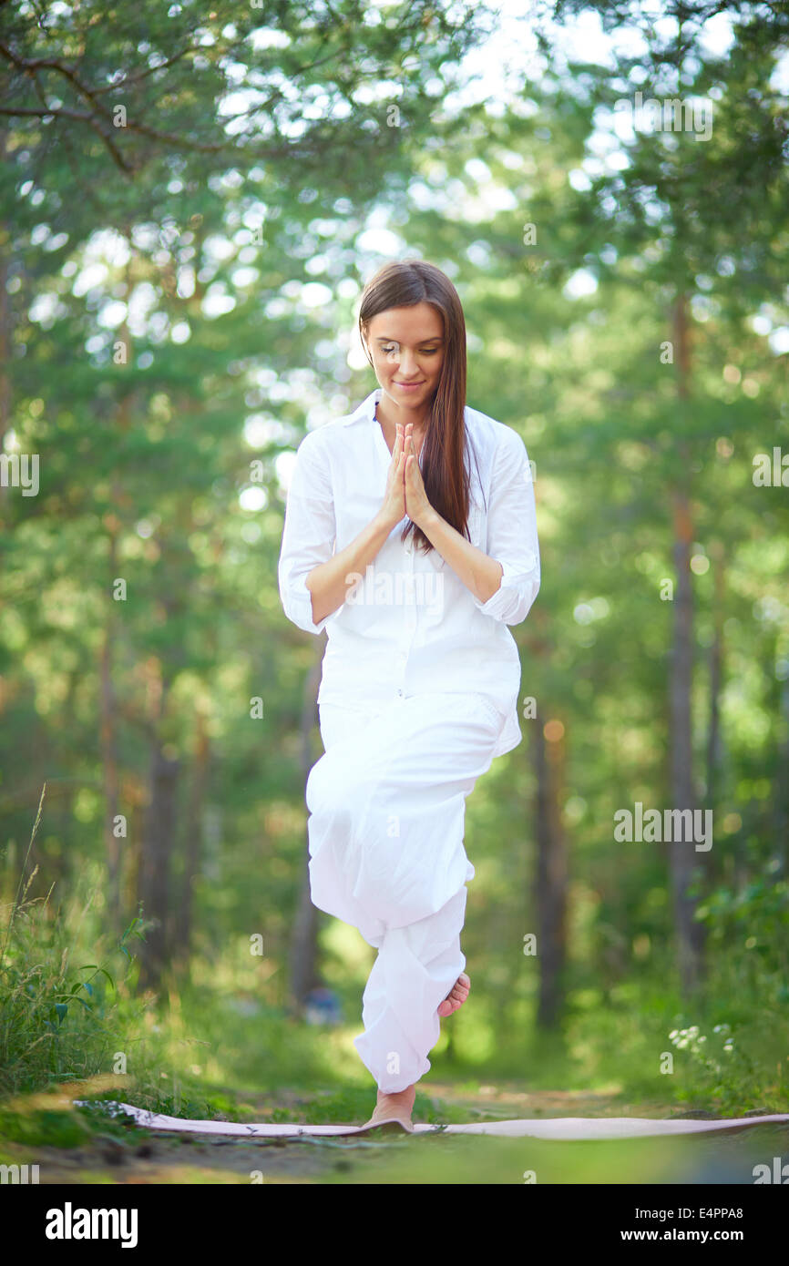 Foto von aktive junge Frau praktizieren Yoga in natürlicher Umgebung Stockfoto