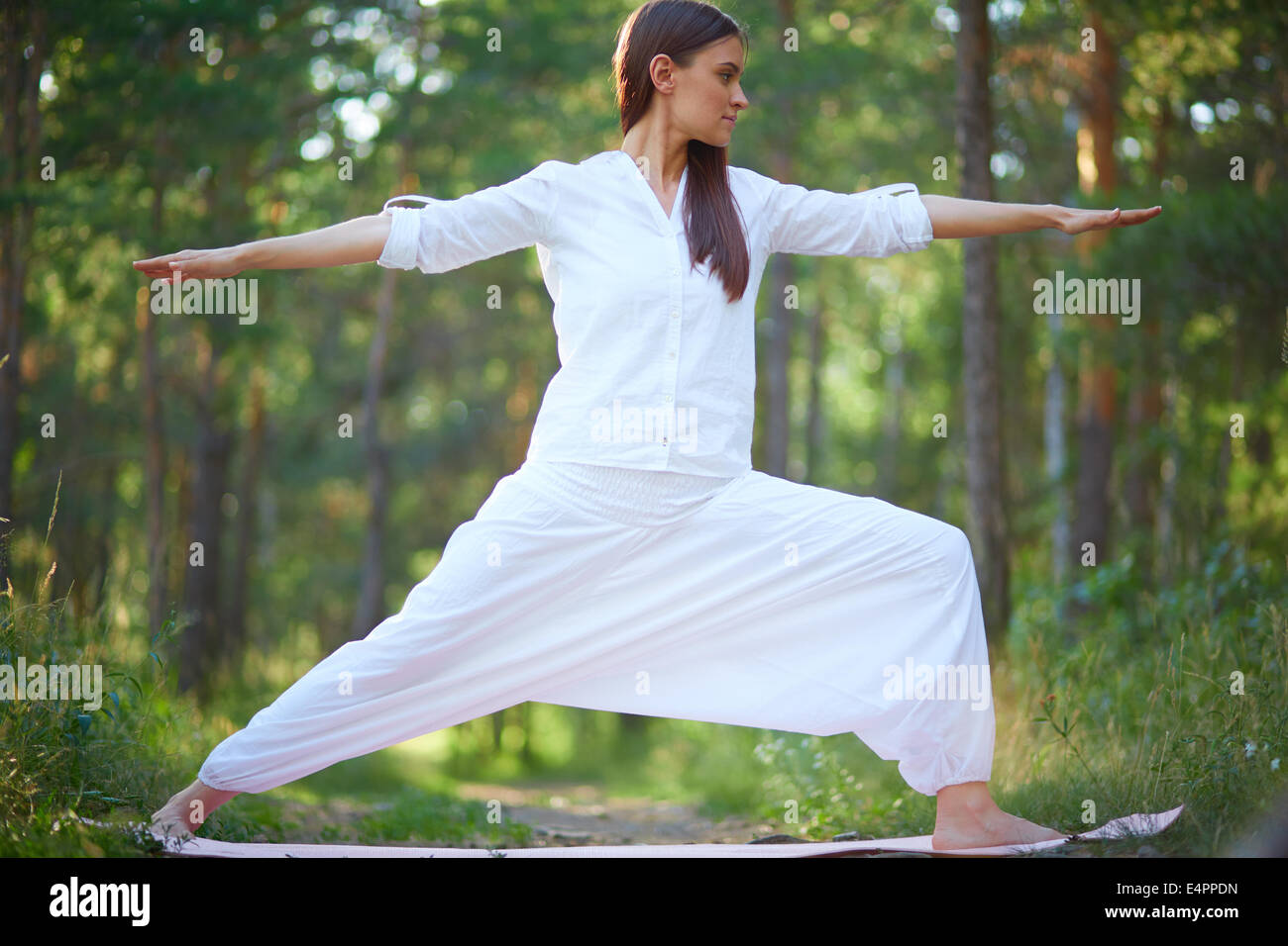 Foto von aktiv und Fit Mädchen tun stretching-Übung in natürlicher Umgebung Stockfoto