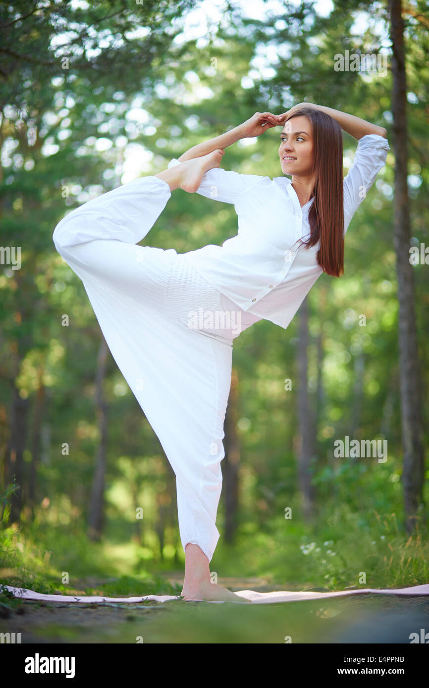 Foto von aktiv und Fit Mädchen tun stretching-Übung in natürlicher Umgebung Stockfoto