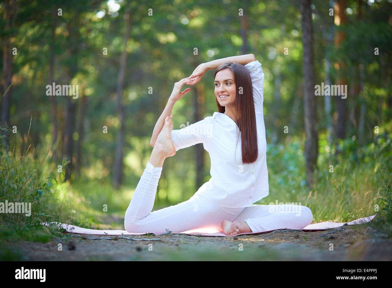 Foto von aktiv und Fit Mädchen tun stretching-Übung in natürlicher Umgebung Stockfoto