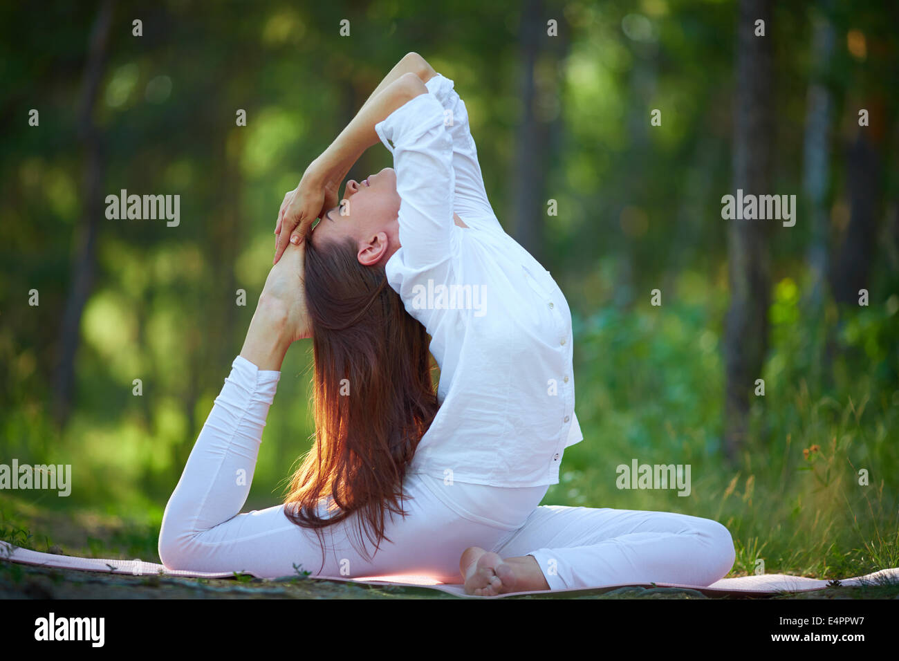 Foto von aktiv und Fit Mädchen tun stretching-Übung in natürlicher Umgebung Stockfoto