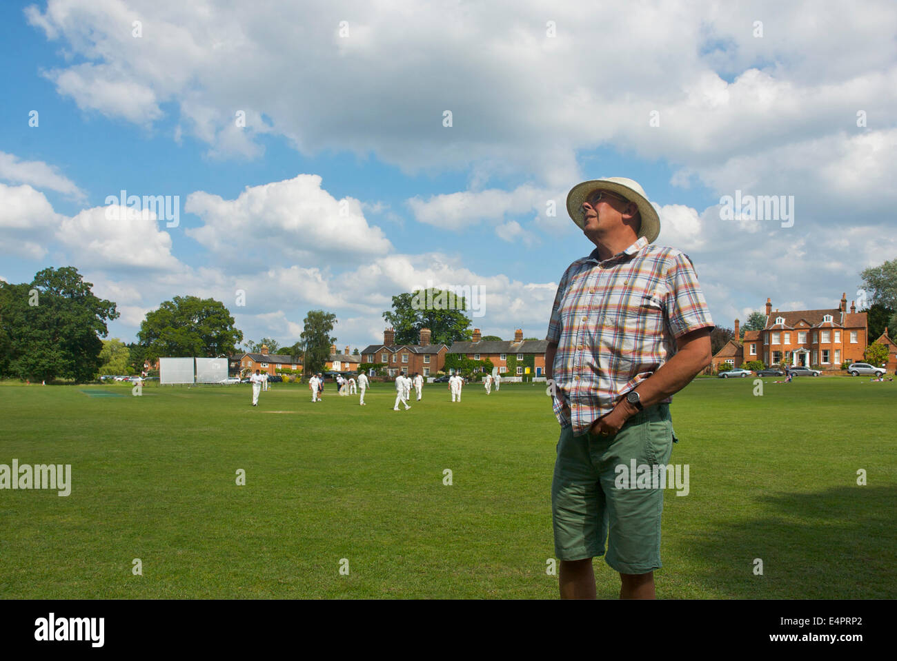 Cricket-Match in Hartley Wintney, Hampshire, England UK Stockfoto