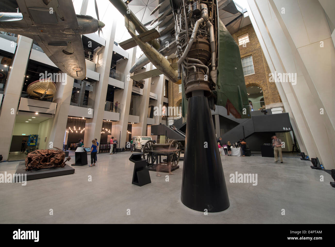 Imperial War Museum (IWM), Lambeth, London UK. 16. Juli 2014. Das Atrium des IWM wurde umgebaut von Foster + Partners. Nach einer umfangreichen internen Neugestaltung öffnet das IWM für die Öffentlichkeit am 19. Juli. Atrium-Features sind V1 und V2-Raketen, Supermarine Spitfire und Harrier Jump Jet in den afghanischen Konflikt verwendet. Bildnachweis: Malcolm Park Leitartikel/Alamy Live-Nachrichten Stockfoto