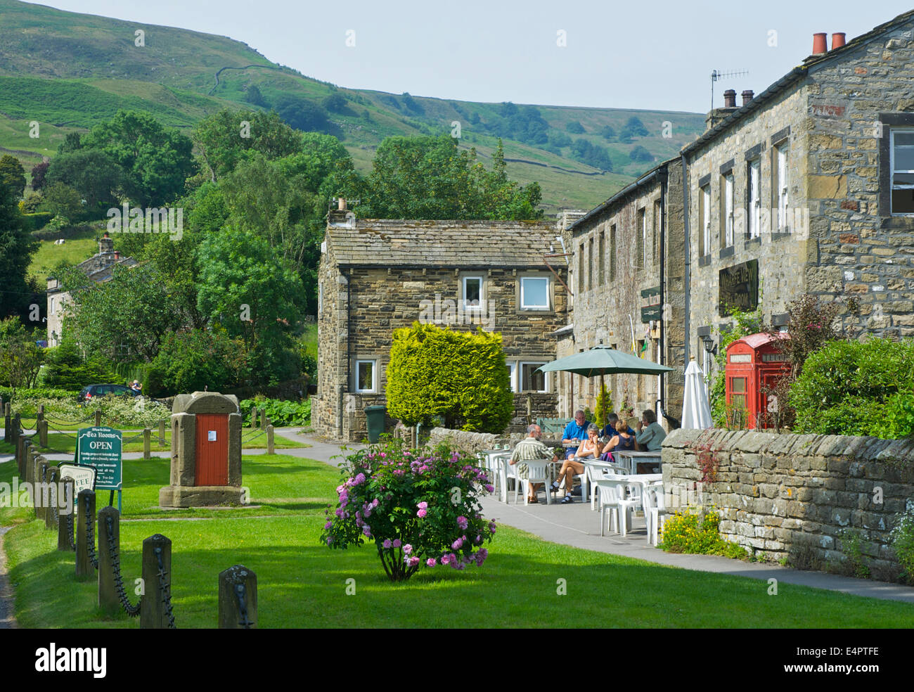 Cafe in dem Dorf Burnsall, Wharfedale, Yorkshire Dales National Park, North Yorkshire, England UK Stockfoto