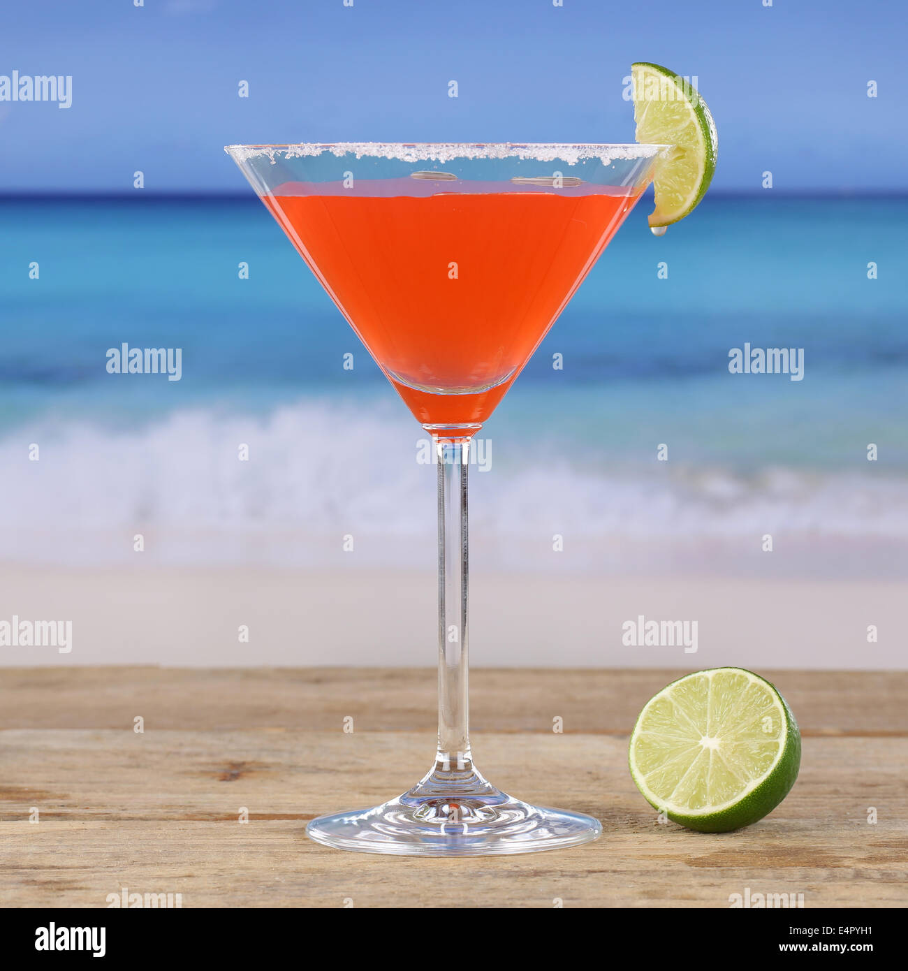 Rote cocktail Martini trinken am Strand Stockfoto