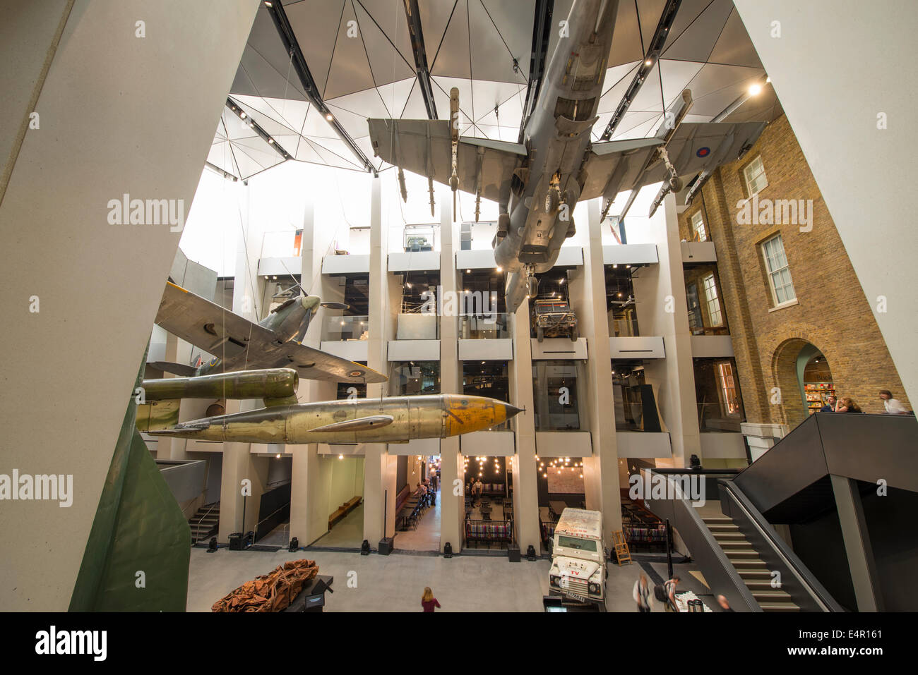Imperial War Museum (IWM), Lambeth, London UK. 16. Juli 2014. Das Atrium des IWM wurde umgebaut von Foster + Partners. Nach einer umfangreichen internen Neugestaltung öffnet das IWM für die Öffentlichkeit am 19. Juli. Atrium-Features sind V1 und V2-Raketen, Supermarine Spitfire und Harrier Jump Jet die Kampfeinsätze in Afghanistan flog. Bildnachweis: Malcolm Park Leitartikel/Alamy Live-Nachrichten Stockfoto