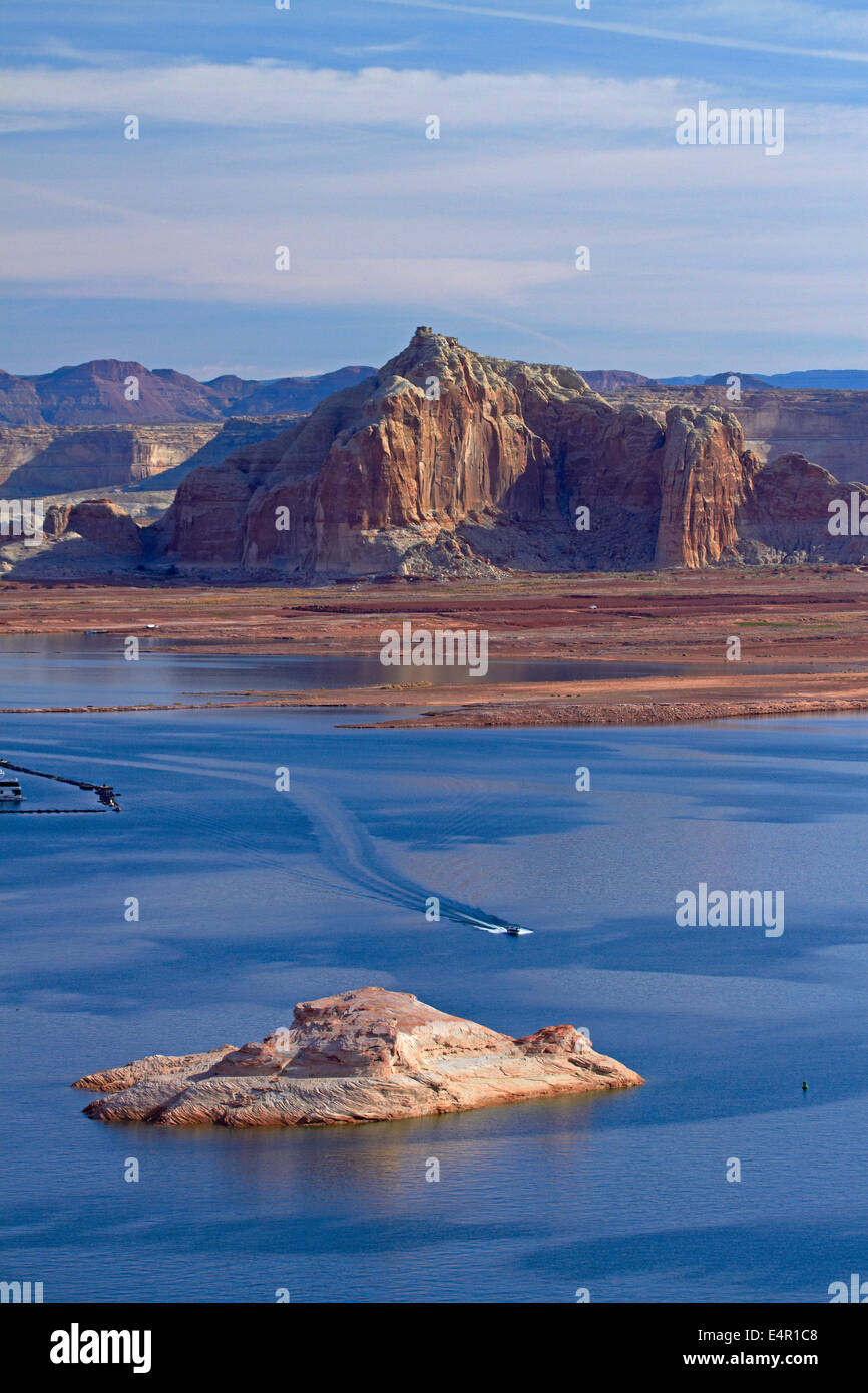 Boote am Lake Powell an Wahweap, in der Nähe von Page, Arizona (weit Küstenlinie ist in Utah), USA Stockfoto