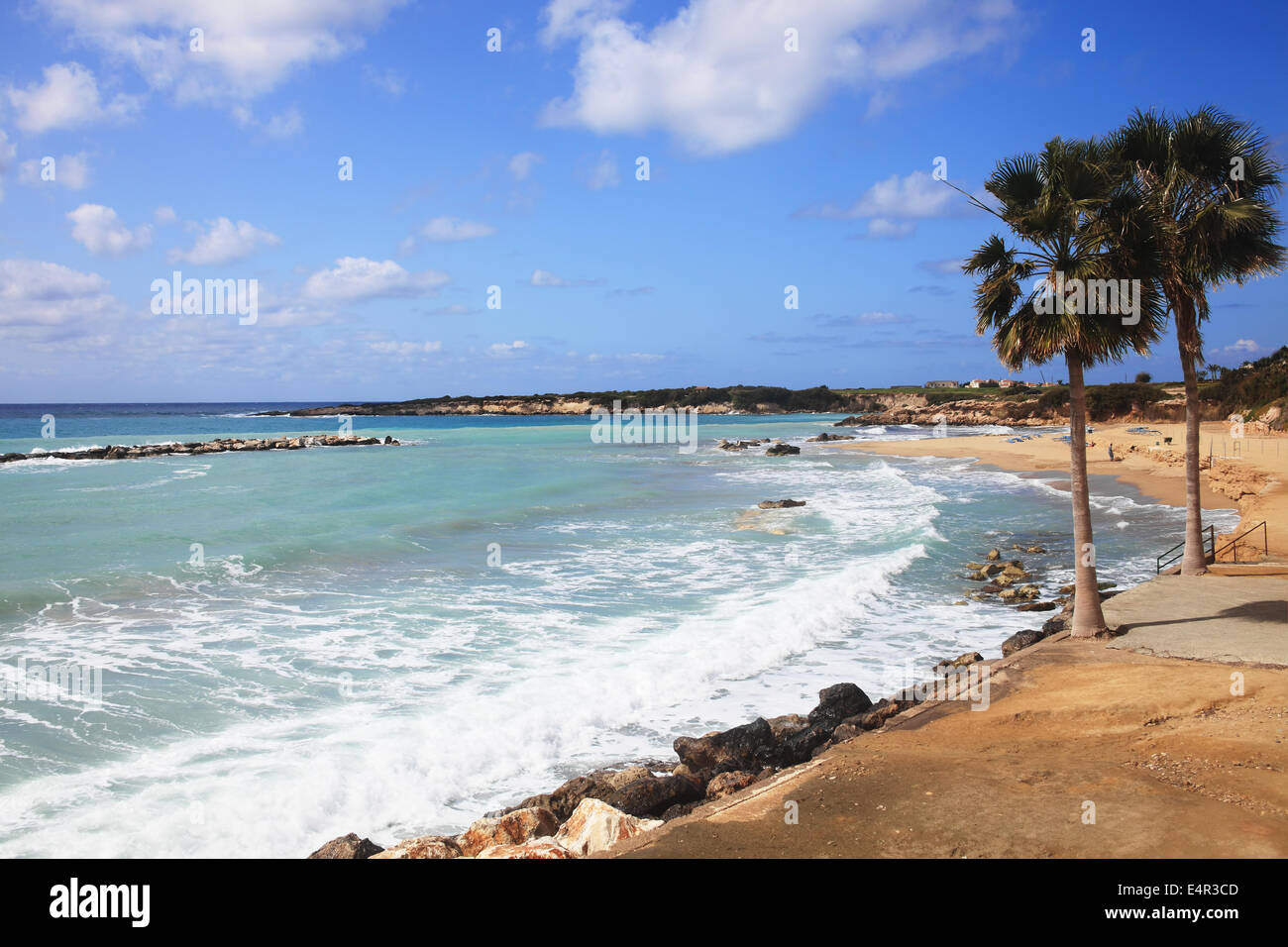 Coral Bay in Zypern ein beliebter Urlaubsort, mit einem 600 m Halbmond aus weißem Sand, umgeben von zwei Vorgebirgen der Kalkstein Stockfoto