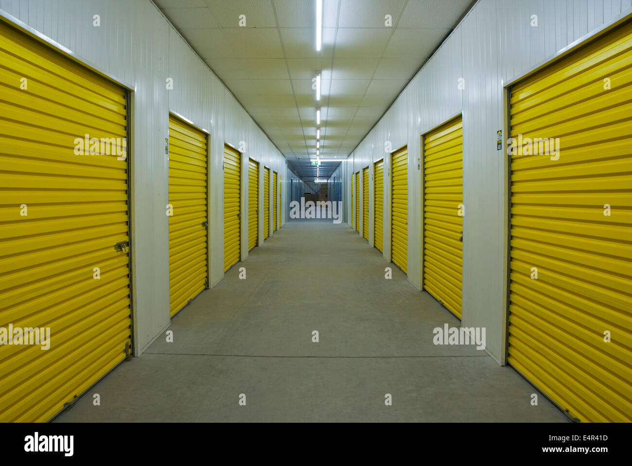 Korridor im Werk selbst speichern, England UK Stockfoto