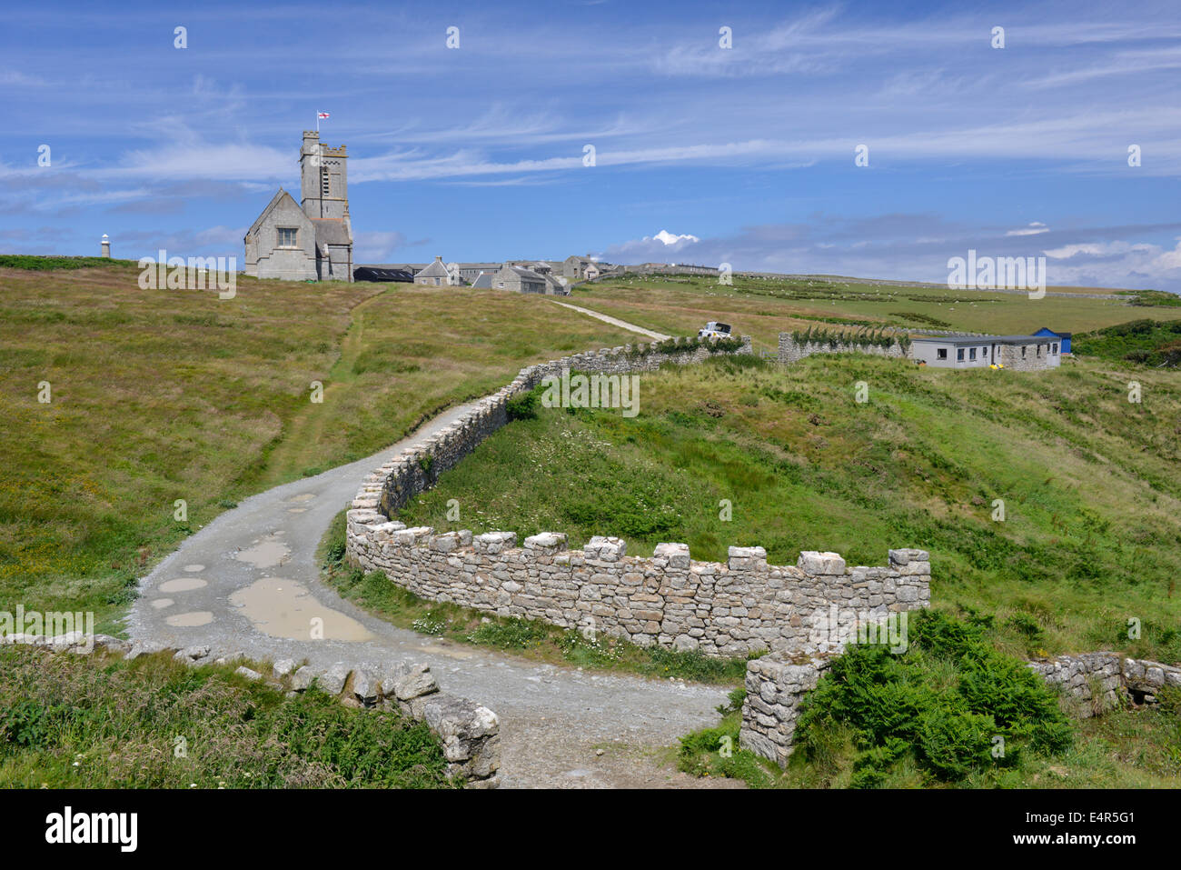 St. Helena-Kirche und das Dorf auf Lundy Island, Devon Stockfoto