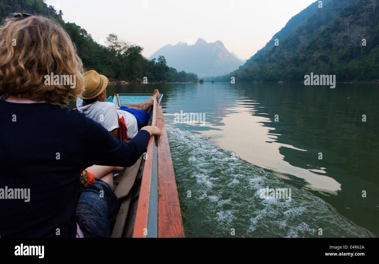 Reisende in einem kleinen Boot Fahrt auf dem Nam Ou in der Nähe von Muang Ngoi. Stockfoto