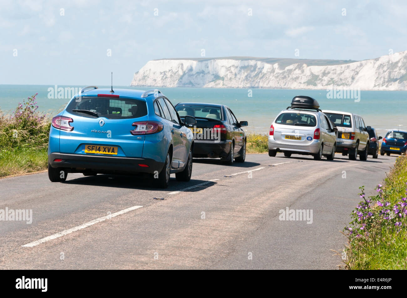 Autos Schlange stehen an der Militär-Straße (A3055) Anschluss an der Südküste der Insel von Wight an einem heißen Sommertag. Stockfoto